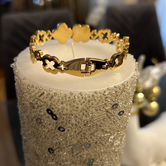 White and Black Gold 14K Goldplated & Cubic Zirconite Clover Bangle Bracelet - Picture 2 of 9